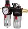 Zweifache Druckluftaufbereitungseinheit mit Manometer, zwei Wasserabscheidern und Anschlüssen, geeignet für Druckregulierung und Filtration.