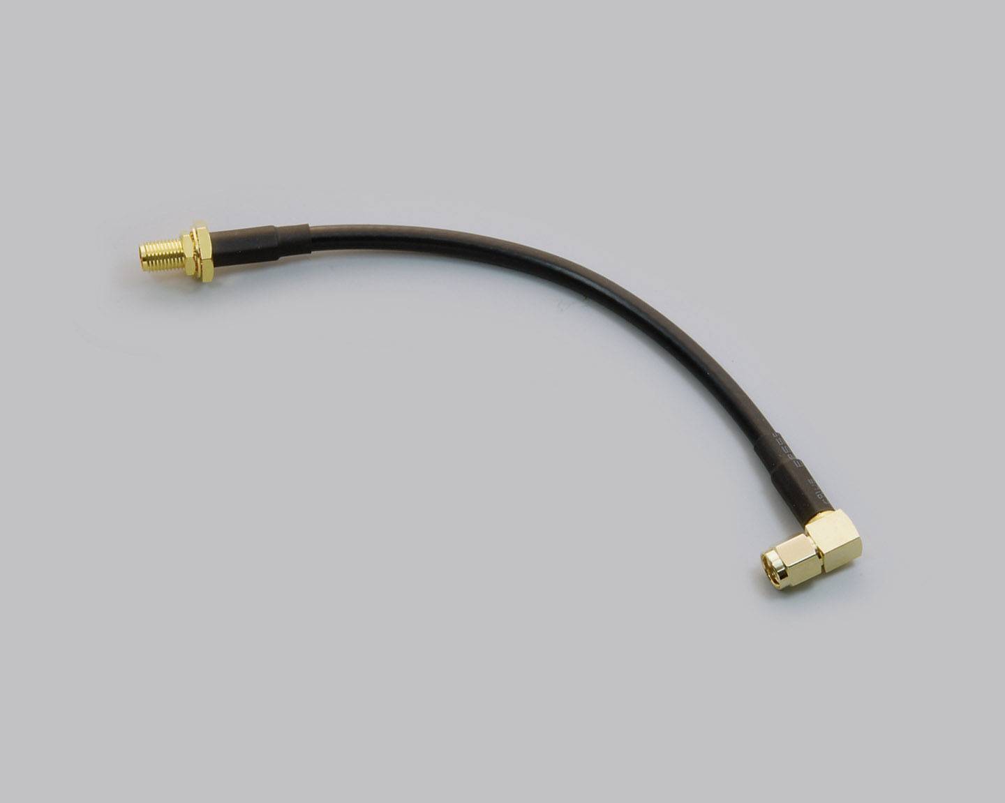 Schwarzes Kabel mit goldenen Steckverbindern, einer gerade und einer rechtwinklig. Verwendet für Antennenverbindungen oder Datenübertragung.