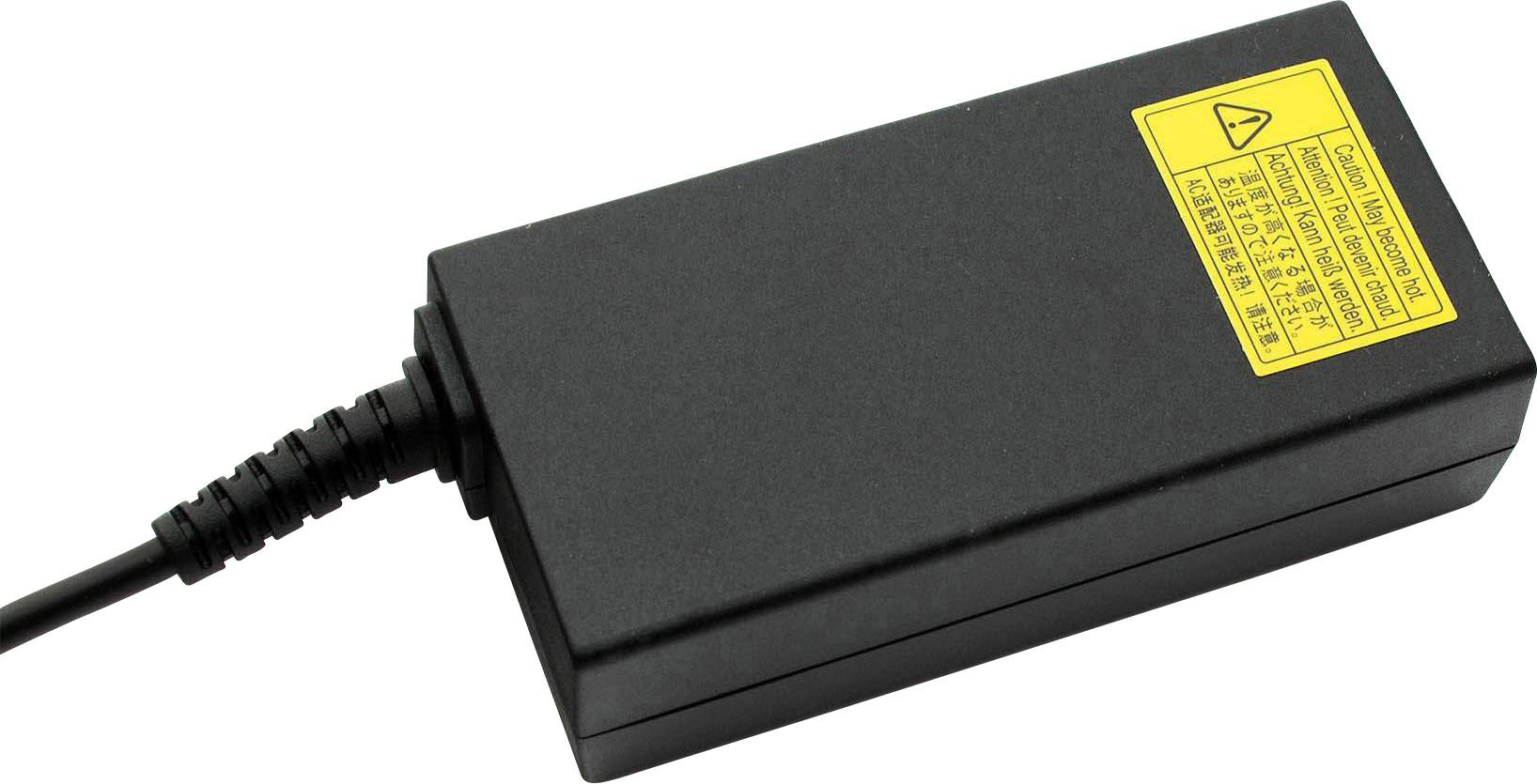 Ein schwarzes Laptop-Ladegerät mit gelbem Warnhinweis-Aufkleber auf der Oberfläche. Kabel ist auf der linken Seite angeschlossen.
