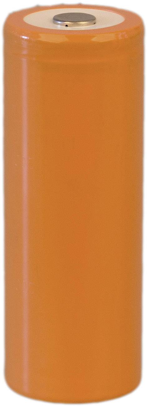 Eine orange AA-Batterie steht aufrecht. Sie wird oft in kleinen elektronischen Geräten verwendet.