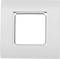 Ein weißer, quadratischer Lichtschalterrahmen ohne Schalter, montiert an einer weißen Wand.