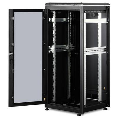 Ein offener, schwarzer Serverschrank mit Glastür, bereit für die Installation von IT-Geräten in einem Rechenzentrum oder Büro.