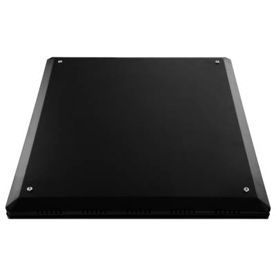 Eine quadratische schwarze Metallplatte mit abgeschrägten Kanten und sichtbaren Schrauben an den Ecken, auf einer weißen Fläche.