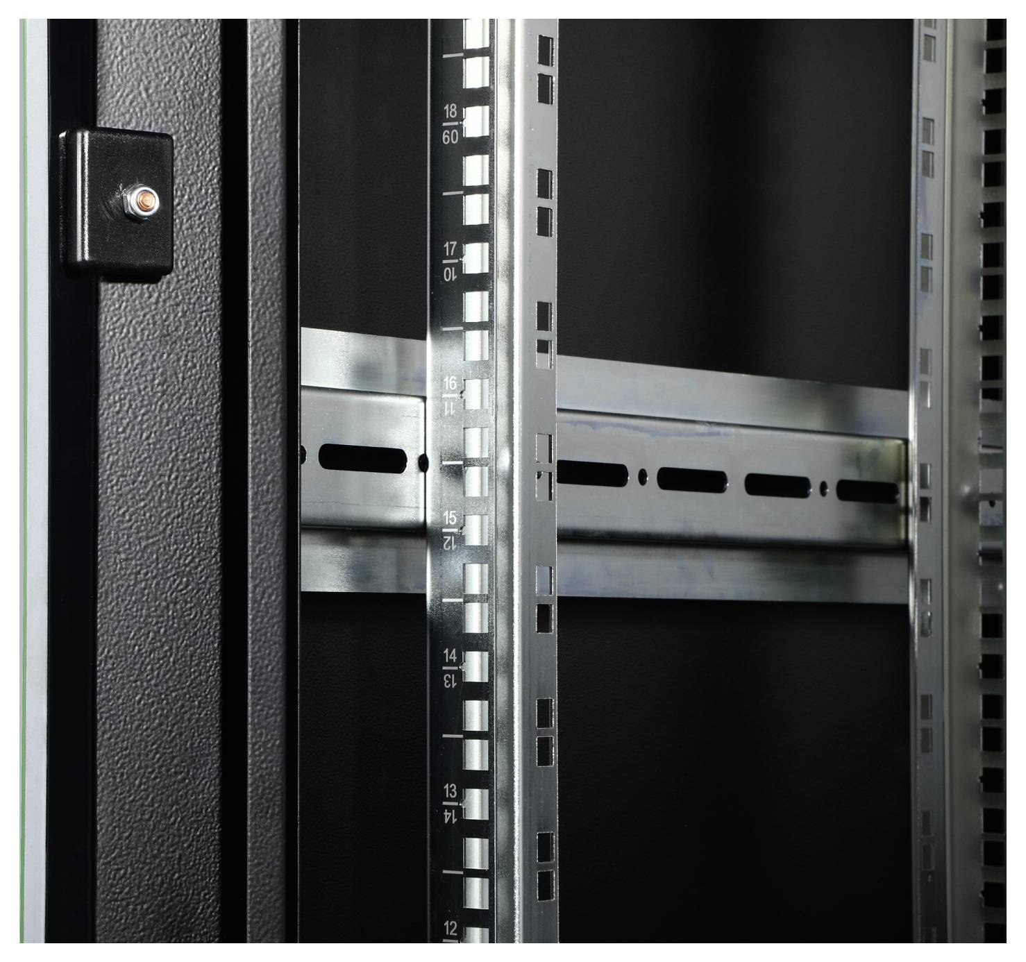 Ein leerer Serverschrank mit vertikalen und horizontalen Metallschienen sowie einem Lüftungsschlitz an der Seite.