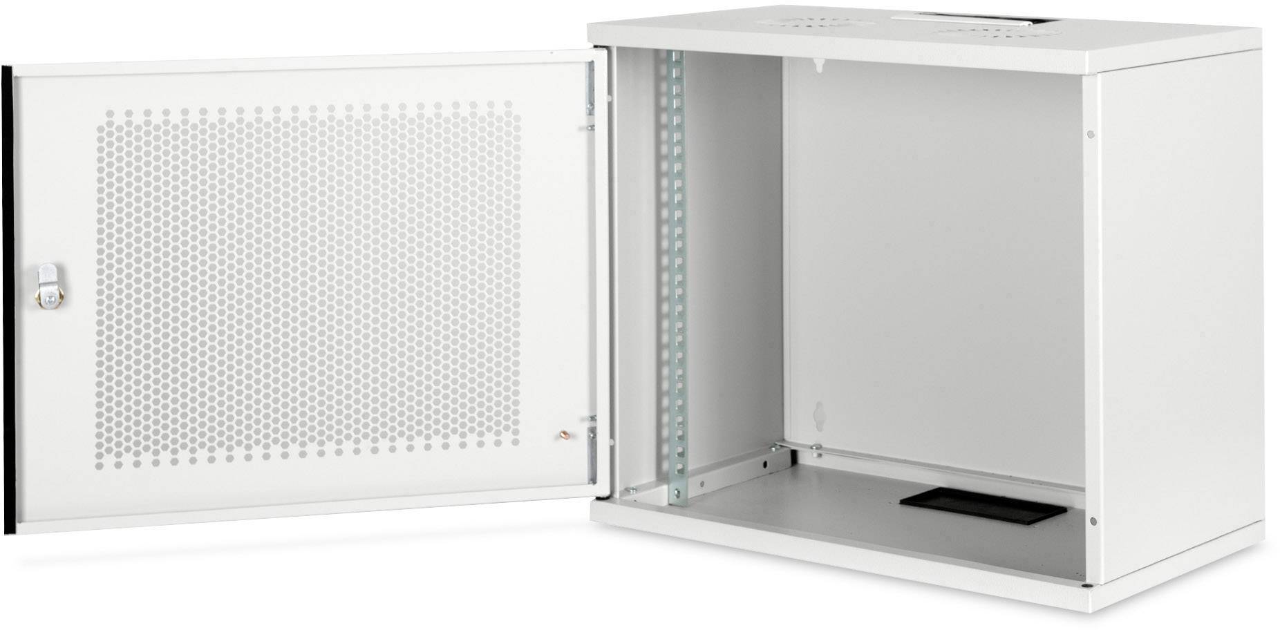 Ein weißes Metallgehäuse mit offener Tür und perforierter Vorderseite, geeignet zur Wandmontage für technische Geräte.