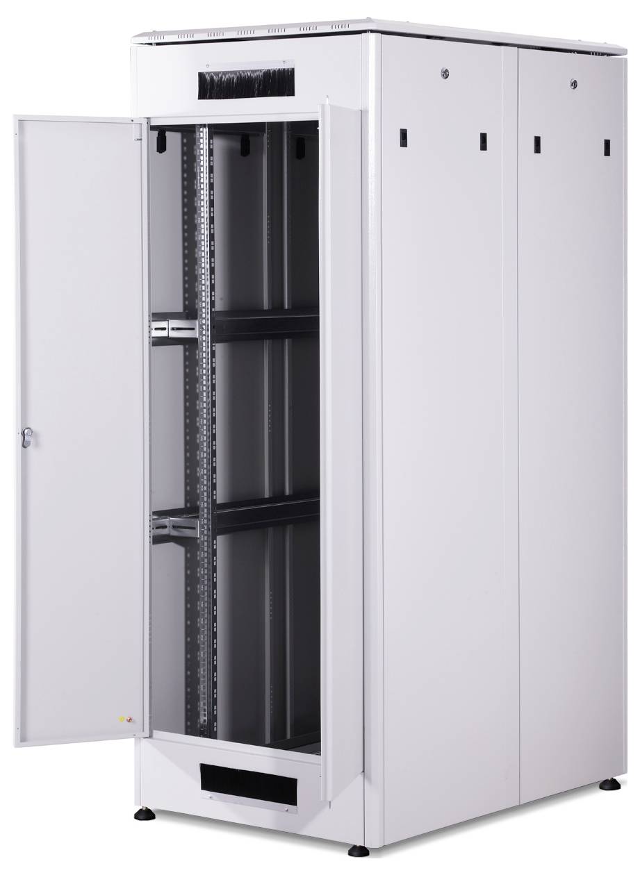 Geöffnetes weißes Server-Rack, leer.