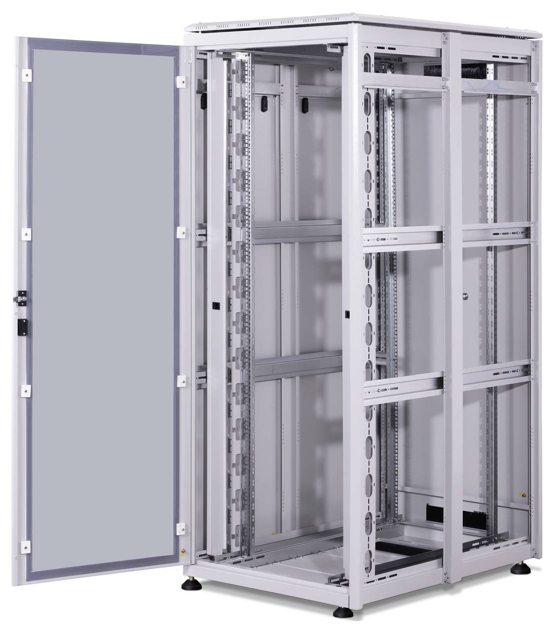 ''Server-Rack mit geöffneter Tür, zeigt leeren Innenraum mit Einbauschienen für Server und Netzwerkgeräte.''