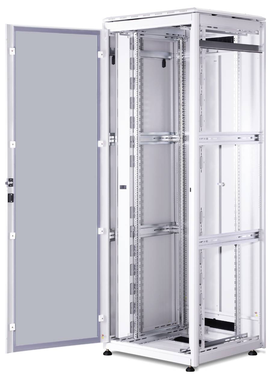 Ein offener, leerer Server-Rack-Schrank aus Metall mit einer Glastür an der linken Seite. Ideal für die Montage von Servern und IT-Geräten.