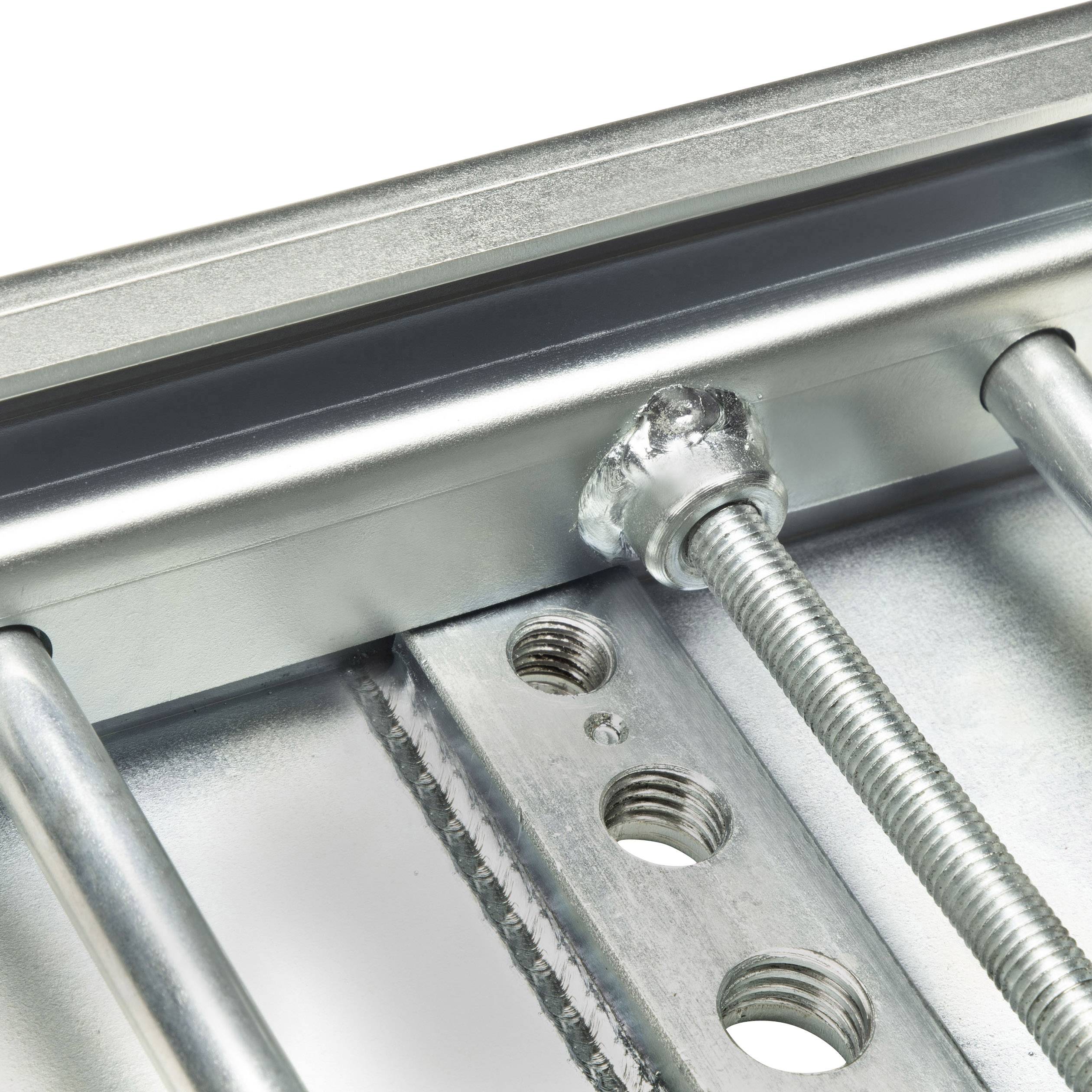 Metall-Struktur mit Schrauben und Schienen, zeigt die Verbindung von Bauteilen und industrielle Bauweise.