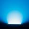 Leuchtende blaue Lampe mit diffuser Lichtstrahlung auf dunklem Hintergrund. Lichtquelle steht zentral im Bild, strahlt kräftig aus.