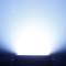 Ein strahlend leuchtendes Licht in blau, das aus einem Projektor emittiert wird und den Hintergrund hell erleuchtet.