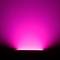 Eine helle, pinke Lichtquelle strahlt nach oben auf schwarzem Hintergrund, erzeugt stimmungsvolle Beleuchtung.