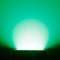 Ein grünes Licht leuchtet in die Dunkelheit, erscheint hell und diffus in der Mitte, erzeugt eine atmosphärische Szenerie.