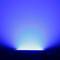 Ein leuchtender Scheinwerfer strahlt intensives blaues Licht aus, das einen gleichmäßigen Lichtkegel erzeugt, der sich nach oben ausbreitet.