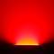 Ein rotes Licht erhellt den Raum gleichmäßig und intensiv, was eine warme und eindrucksvolle Atmosphäre erzeugt.