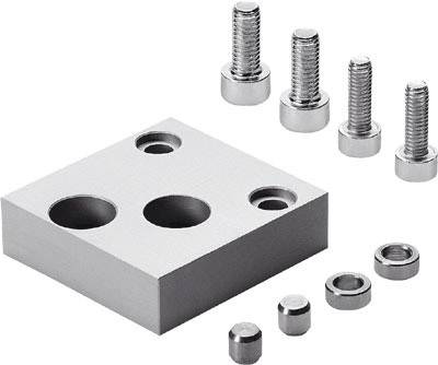 Ein Metallblock mit vier Löchern, daneben vier Schrauben, zwei Muttern und zwei Zylinder. Wird oft in technischen Anwendungen genutzt.