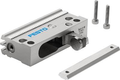Grauer, rechteckiger Pneumatikzylinder von Festo mit zwei Schrauben und einer Metallleiste, verwendet in industriellen Anwendungen.