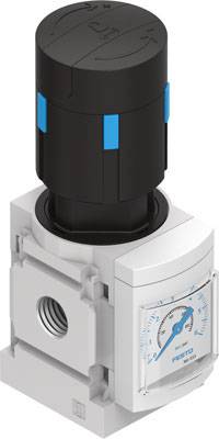 Druckregler mit Manometer zeigt aktuellen Druckwert in blauer Skala an. Schwarze und weiße Komponenten heben sich farblich ab.
