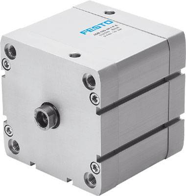 Ein quadratischer, metallischer Pneumatikzylinder von Festo mit sechs seitlichen Schrauben und zentraler Anschlussöffnung.