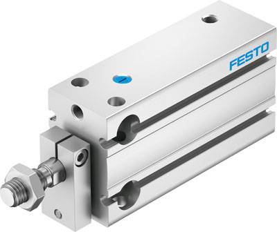 'Industriehydraulikzylinder mit Festo-Logo, zwei Befestigungslöchern und einem Kolbenstangenanschluss, silberfarbene Oberfläche.'