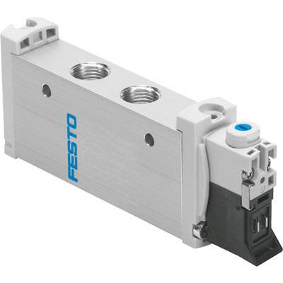 Pneumatikventil von Festo, geeignet für industrielle Anwendungen, mit zwei Anschlüssen und einem elektrischen Steuermechanismus.