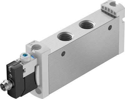 Ein rechteckiges Pneumatikventil mit drei Anschlüssen und elektrischer Steuerung. Gehäuse aus Metall, Steckverbindung an der Seite.