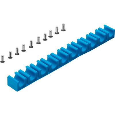 Ein blauer Kunststoffhalter mit mehreren Schlitzen und acht kleinen Metallstiften, die daneben liegen.