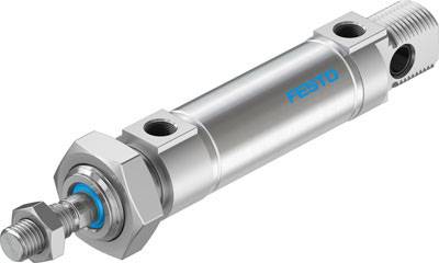 Zylinder aus Metall, mit blauer 'Festo'-Markierung, hat Anschlüsse an beiden Enden und wird in automatisierten Systemen eingesetzt.