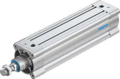 Zylinder mit pneumatischem Antrieb von Festo, silberne Metallkonstruktion, rechteckige Form, mit blauen und silbernen Details.