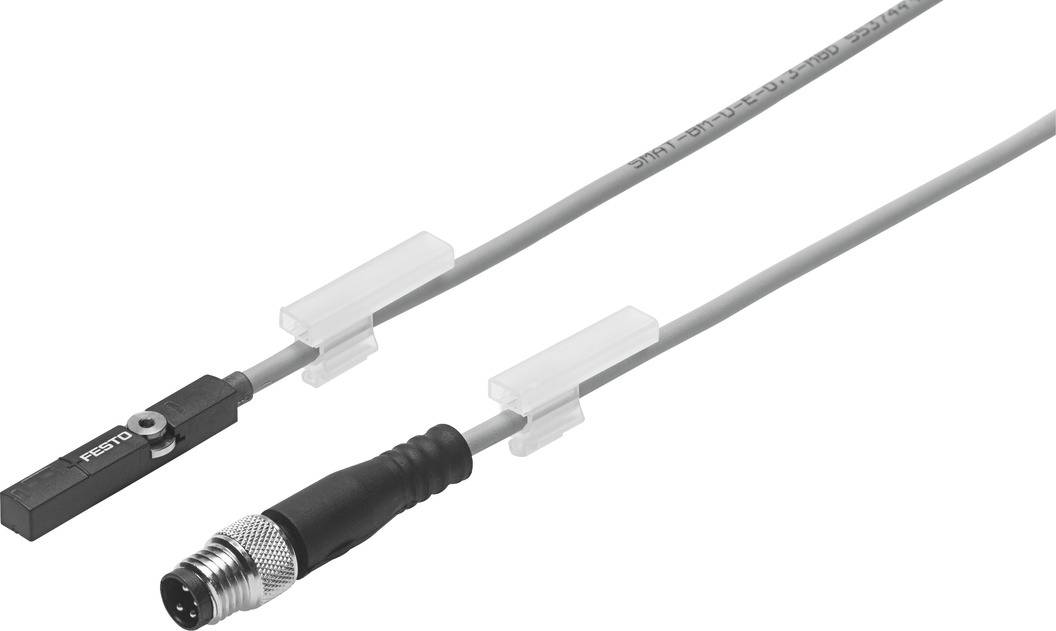 Ein graues Kabel mit einem schwarzen Stecker und einem rechteckigen Sensorclip von Festo, verbunden über Kabelklemmen.