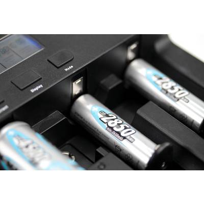 Ein Ladegerät lädt mehrere AA-Batterien. Zwei Batterien sind sichtbar, wobei eine in der Nähe des Ladegeräts einzusetzen ist.