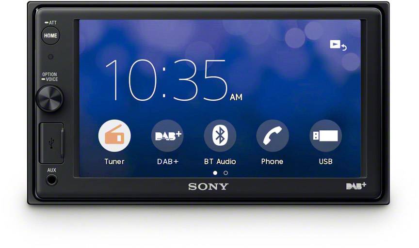 Ein Sony Autoradio mit Display zeigt die Uhrzeit 10:35 AM und Symbole für Tuner, DAB+, BT Audio, Telefon und USB.