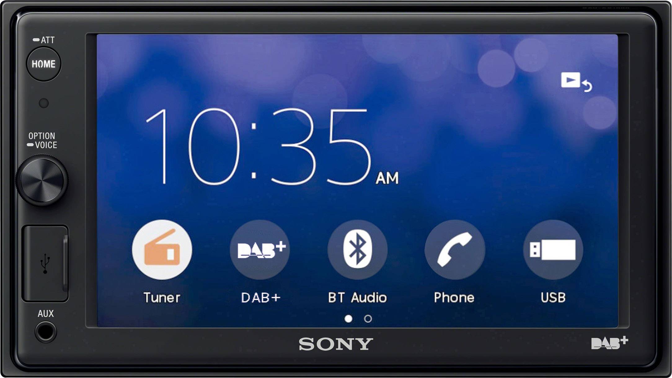 Ein Autoradio-Display zeigt die Zeit 10:35 AM und App-Symbole für Tuner, DAB+, Bluetooth-Audio, Telefon und USB.