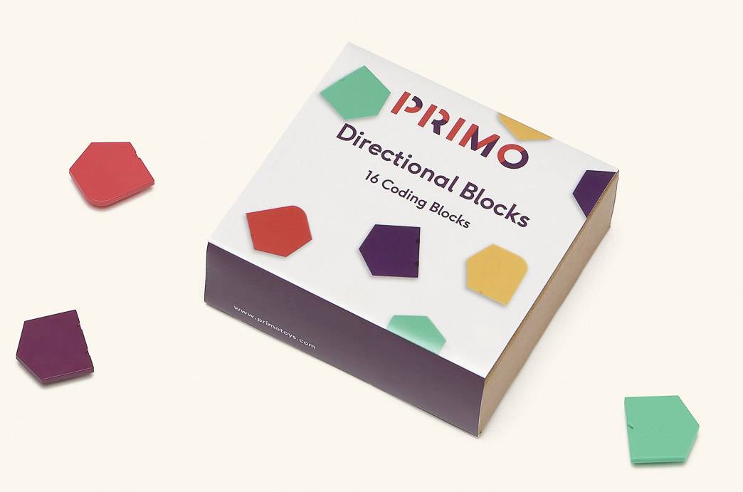 Eine Schachtel mit der Aufschrift 'PRIMO Directional Blocks 16 Coding Blocks' und verschiedenen farbigen Formen darauf.