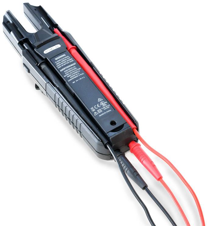 Ein digitales Spannungsmessgerät mit schwarzen und roten Messleitungen, liegt schräg auf einem weißen Hintergrund.