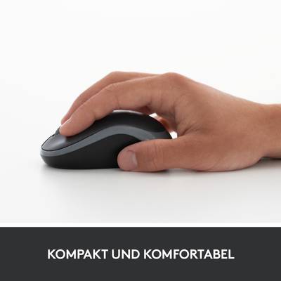 Hand hält eine schwarze Computermaus mit der Aufschrift 'Kompakt und komfortabel'. Die Maus liegt auf einem weißen Hintergrund.