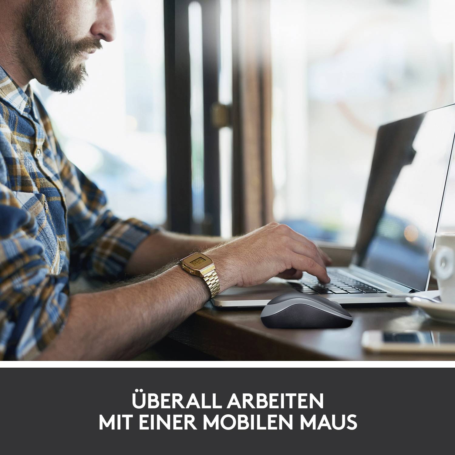 Ein Mann arbeitet an einem Laptop mit einer kabellosen Maus. Darunter steht der Text 'Überall arbeiten mit einer mobilen Maus'.