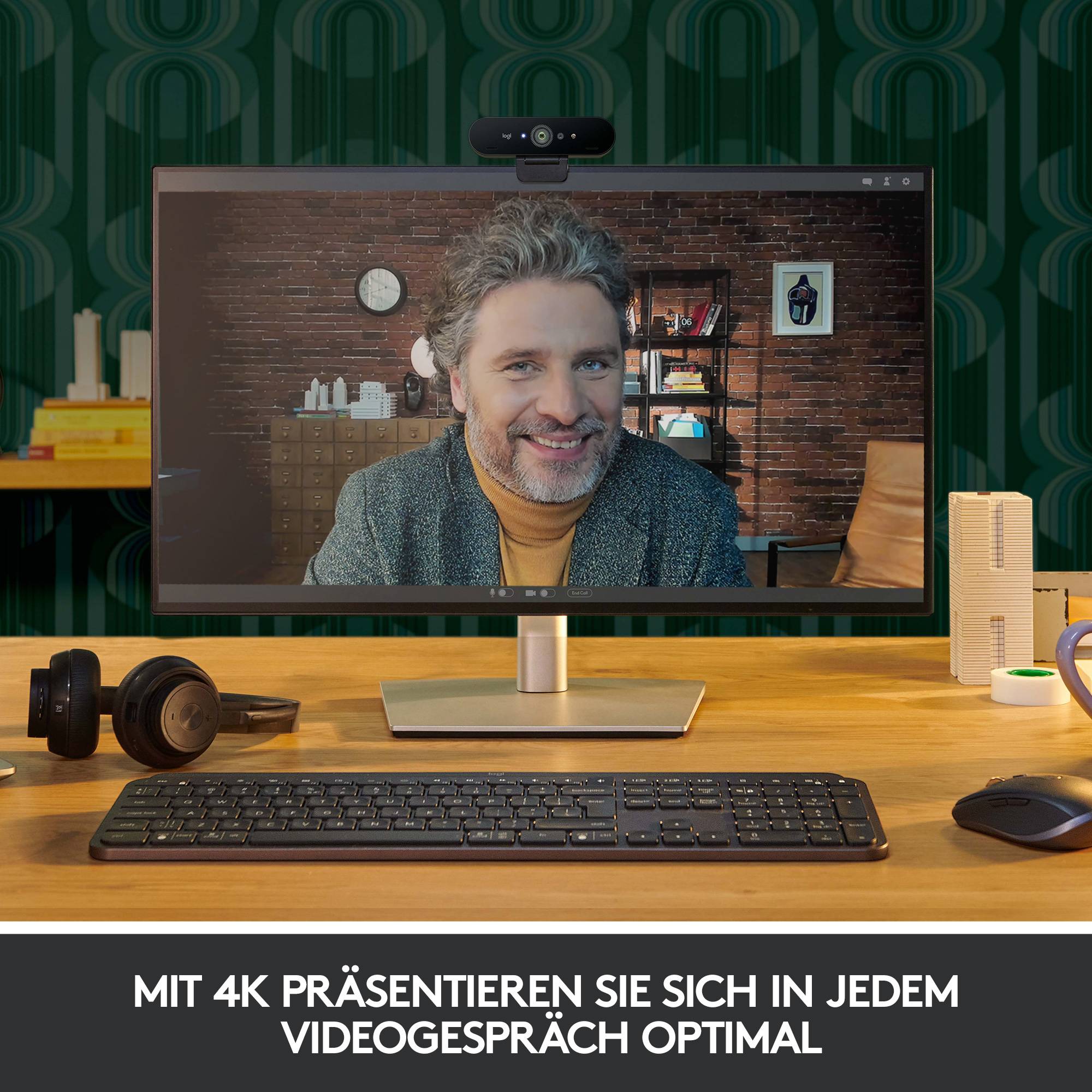 Ein Videogespräch auf einem Monitor zeigt einen lächelnden Mann. Text darunter: 'Mit 4K präsentieren Sie sich in jedem Videogespräch optimal'.