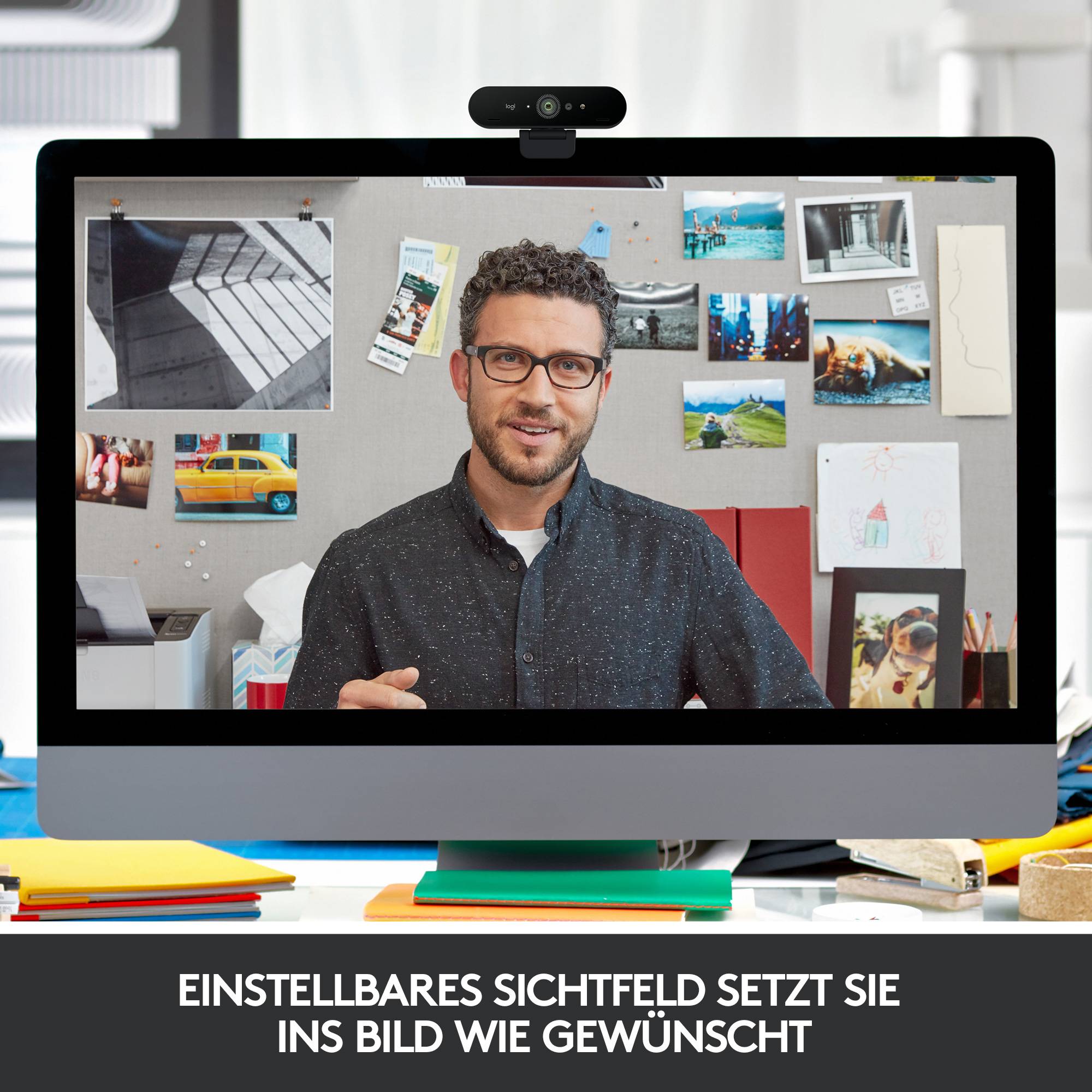 Ein Mann spricht in einer Videokonferenz. Hinter ihm an der Wand hängen Fotos. Darunter steht 'Einstellbares Sichtfeld setzt Sie ins Bild wie gewünscht'.