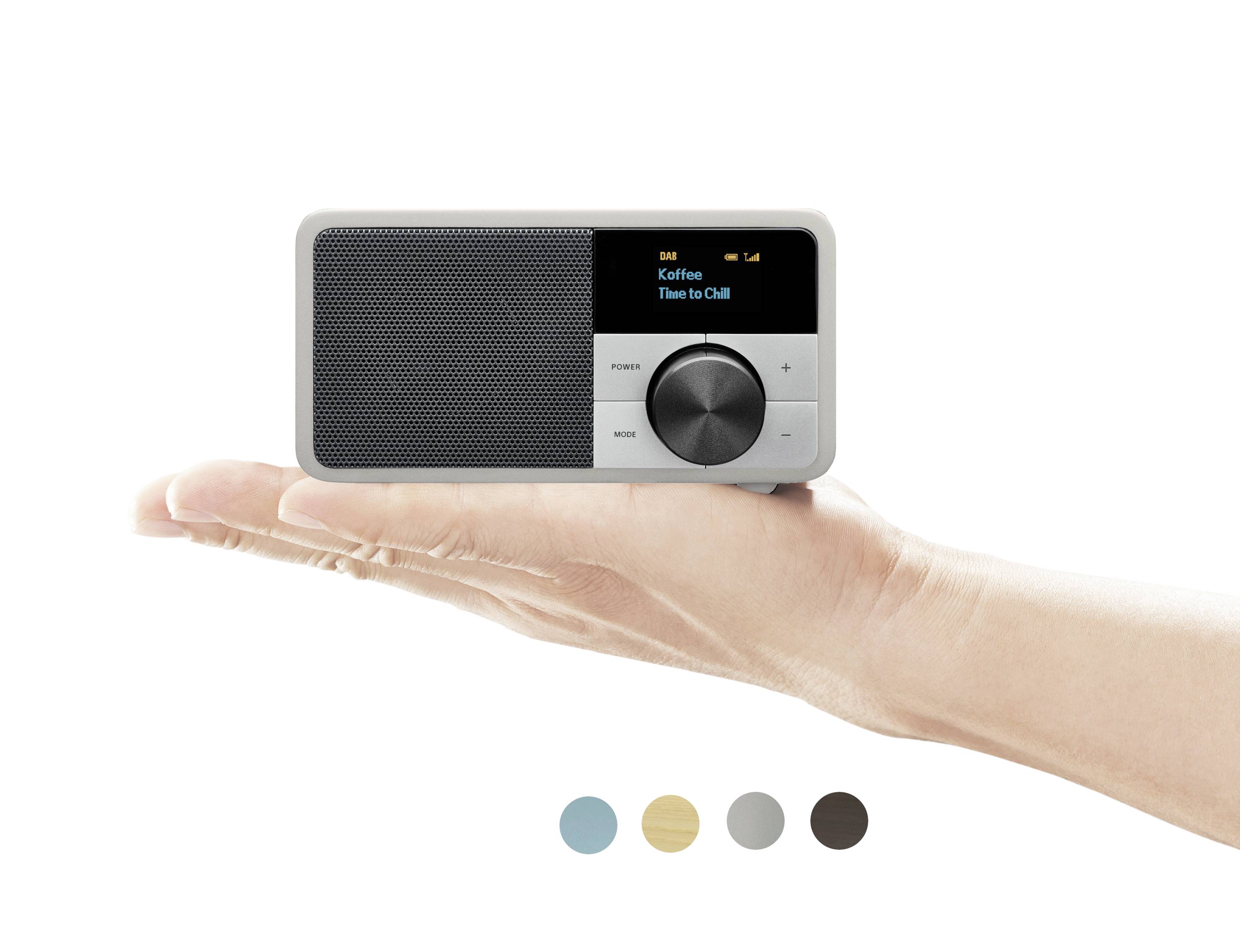 Radio auf einer Hand, zeigt 'Coffee Time to Chill' auf Display. Fünf Farboptionen darunter: grau, blau, beige, braun, schwarz.