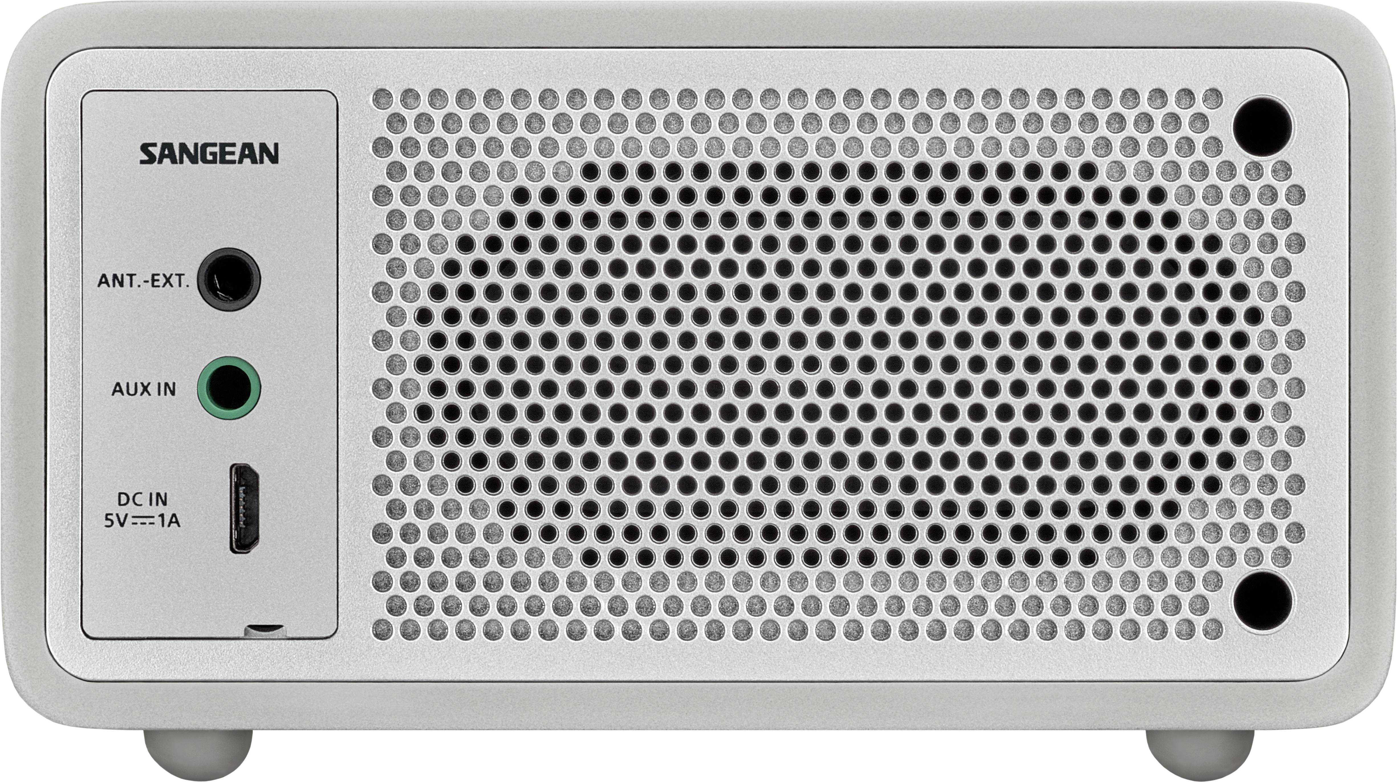 Ein weißer Lautsprecher mit Lochgitterfront und Anschlüssen für Antenne, AUX-In und Stromversorgung an der Vorderseite.