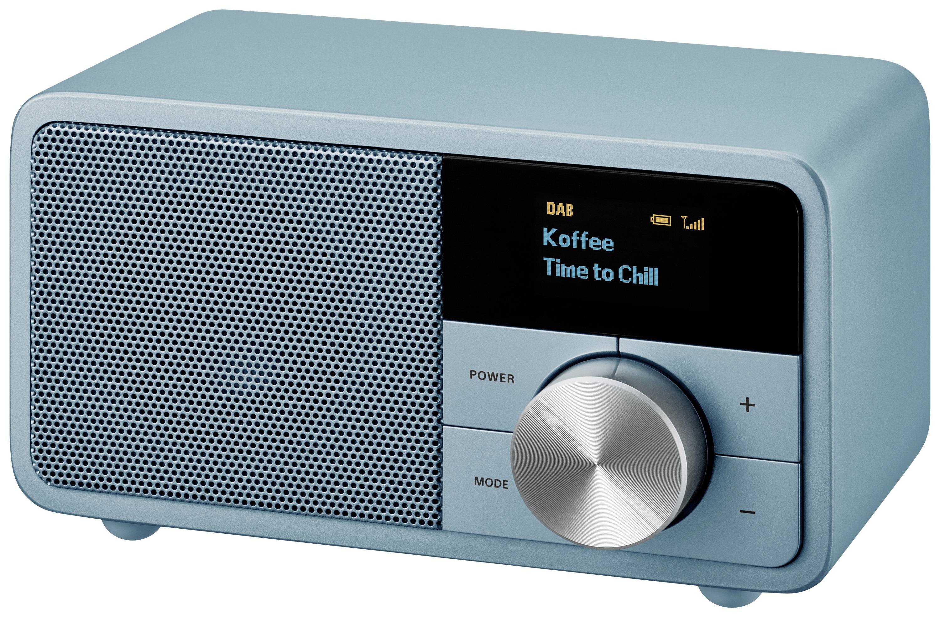 Ein blaues Radio zeigt auf dem Display 'Koffee Time to Chill' an. Links ist ein Lautsprechergitter, rechts ein Drehknopf.