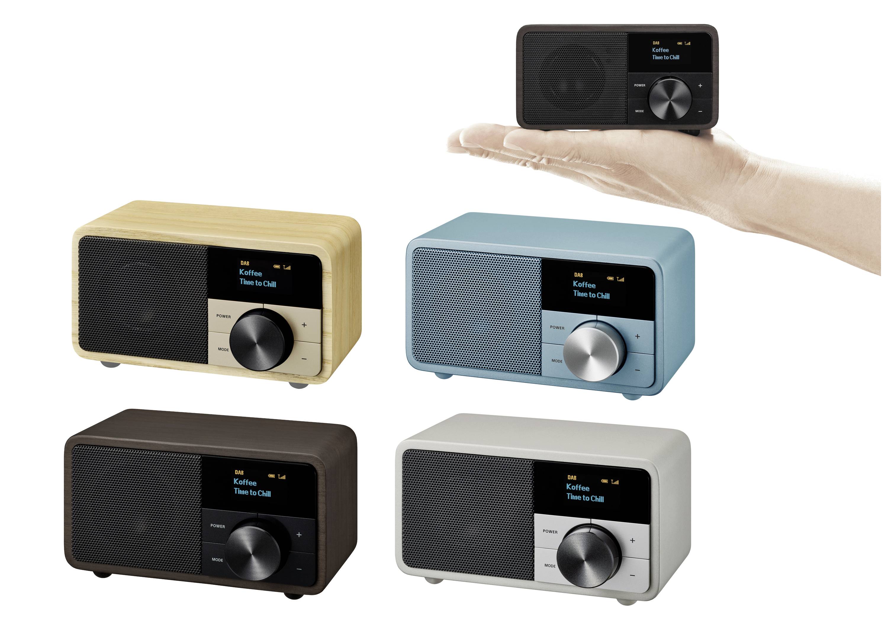 Vier Retro-Radios in verschiedenen Farben (Holz, Blau, Braun, Weiß) werden gezeigt. Oben rechts hält eine Hand ein Miniaturmodell.