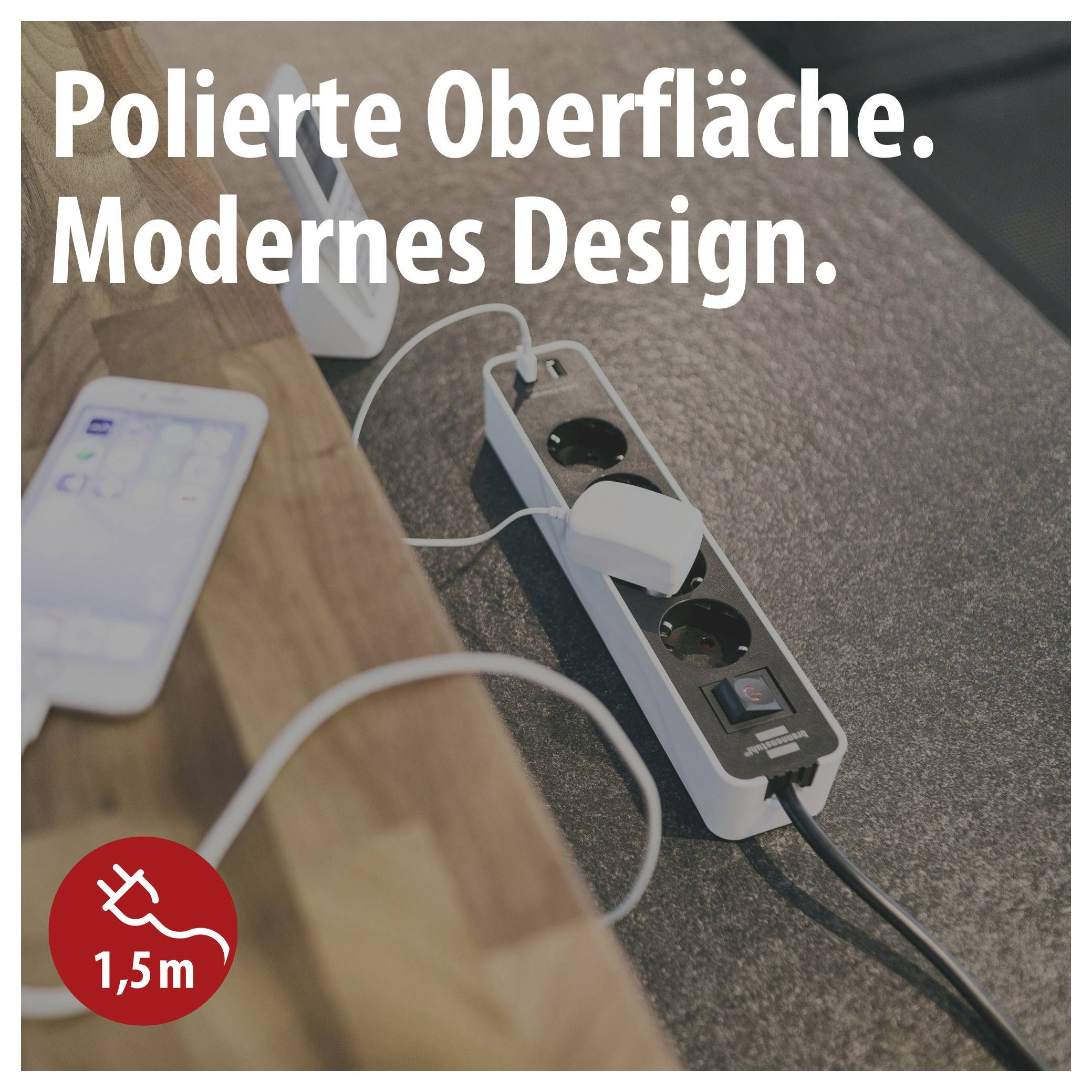 Steckdosenleiste mit angeschlossenen Geräten auf dem Boden neben einem Tisch; Text: 'Polierte Oberfläche. Modernes Design.' und Hinweis '1,5 m'.