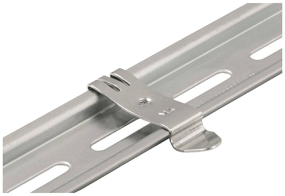 Metallschiene mit einem Metallclip befestigt. Die Schiene hat längliche Löcher, die für flexible Montagepositionen sorgen.