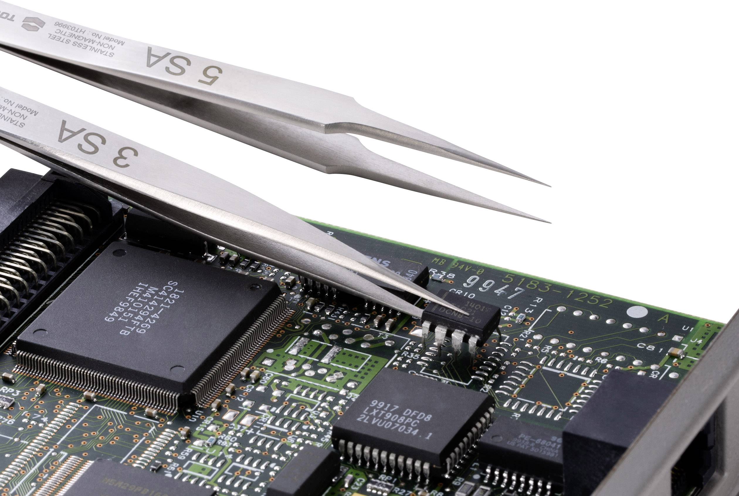 Eine Computerplatine mit mehreren Mikrochips, darauf gerichtete Metallpinzetten, die Präzisionsarbeit andeuten.