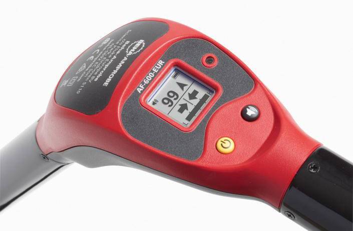 Roter elektrischer Gerätegriff mit Display, zeigt '99' und Pfeile an. Knöpfe für Power und Funktionen, schwarze Griffe erkennbar.