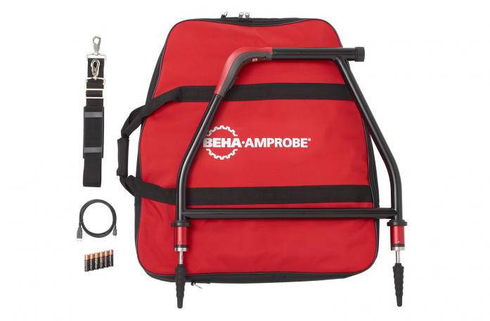 Ein roter Beha-Amprobe Rucksack, umgeben von elektrischen Prüfgeräten und Zubehör. Hauptsächlich für Messung und Tests gedacht.
