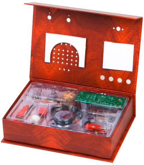 Ein roter Elektronik-Bausatz mit Komponenten wie Platinen, Kabel und Werkzeuge, in einer geöffneten Box, für Lern- und Bastelzwecke.