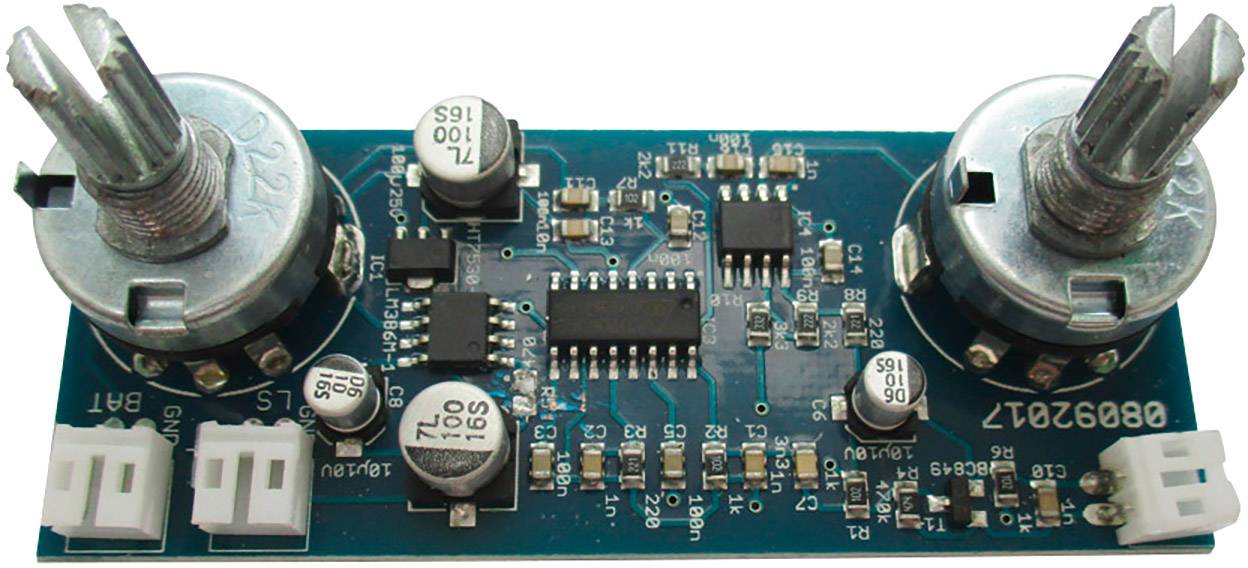 Elektronische Leiterplatte mit zwei Drehreglern, mehreren Kondensatoren und einem zentralen Mikrochip, verwendet für Schaltungssteuerung.